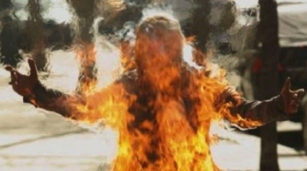 Βίντεο – σοκ: Αυτοπυρπολήθηκε 37χρονος διαδηλωτής στο Σίδνεϊ